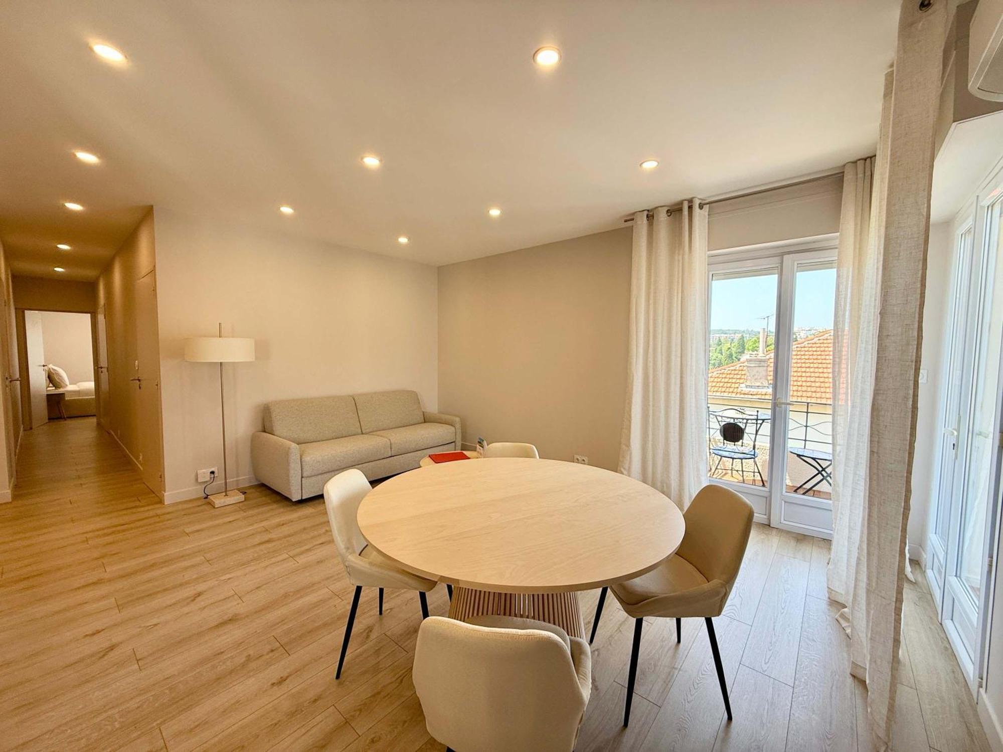 B058 Superbe 2 Garage Prive Apartment *